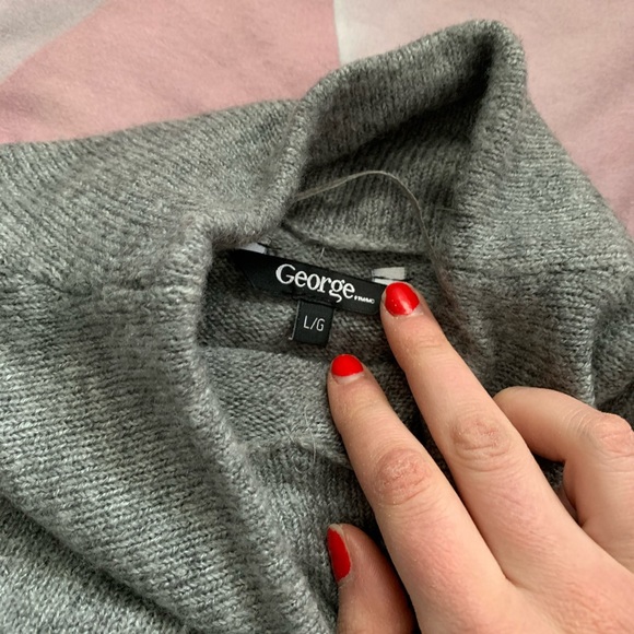 Oversized Turtle Neck - Picture 2 of 2